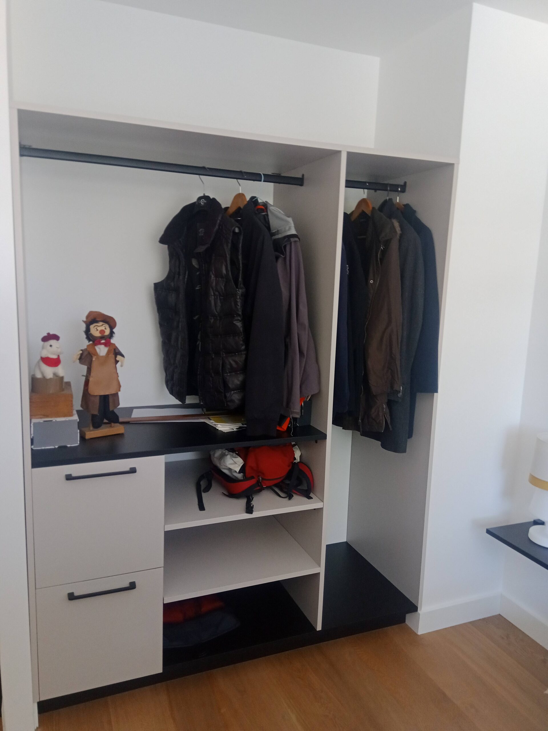 Dressing sur mesure ouvert avec étagères et penderie