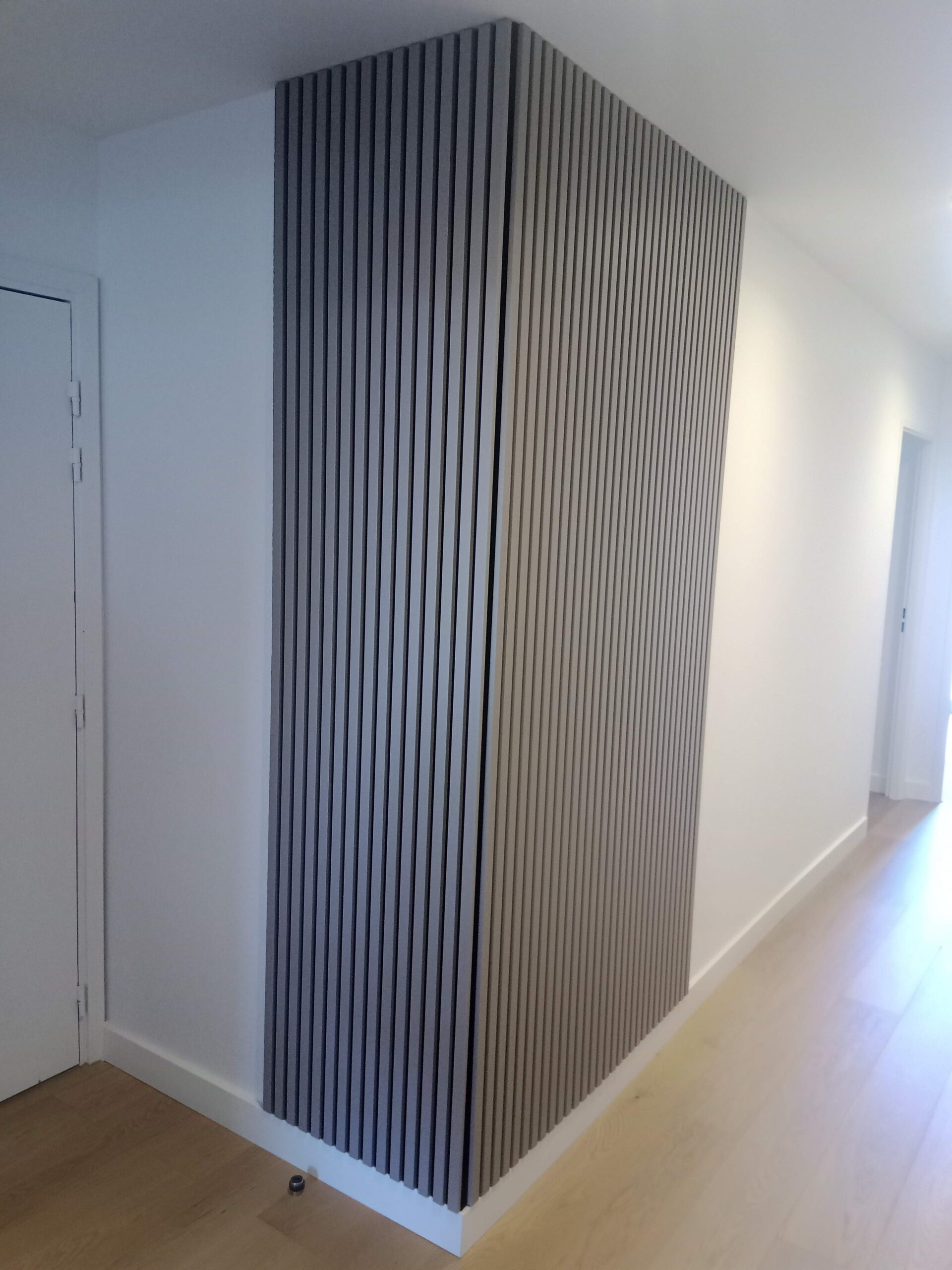 Décoration murale en tasseaux verticaux