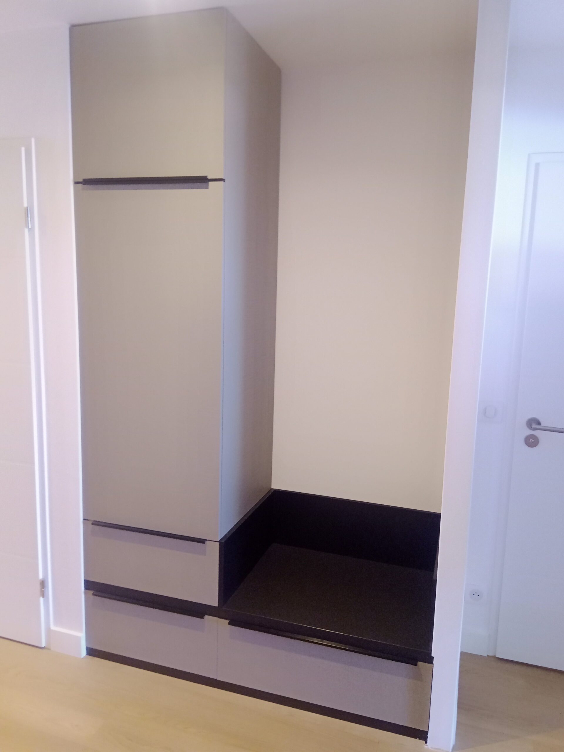 Meuble d’entrée avec assise, patères et rangements – vue d’angle