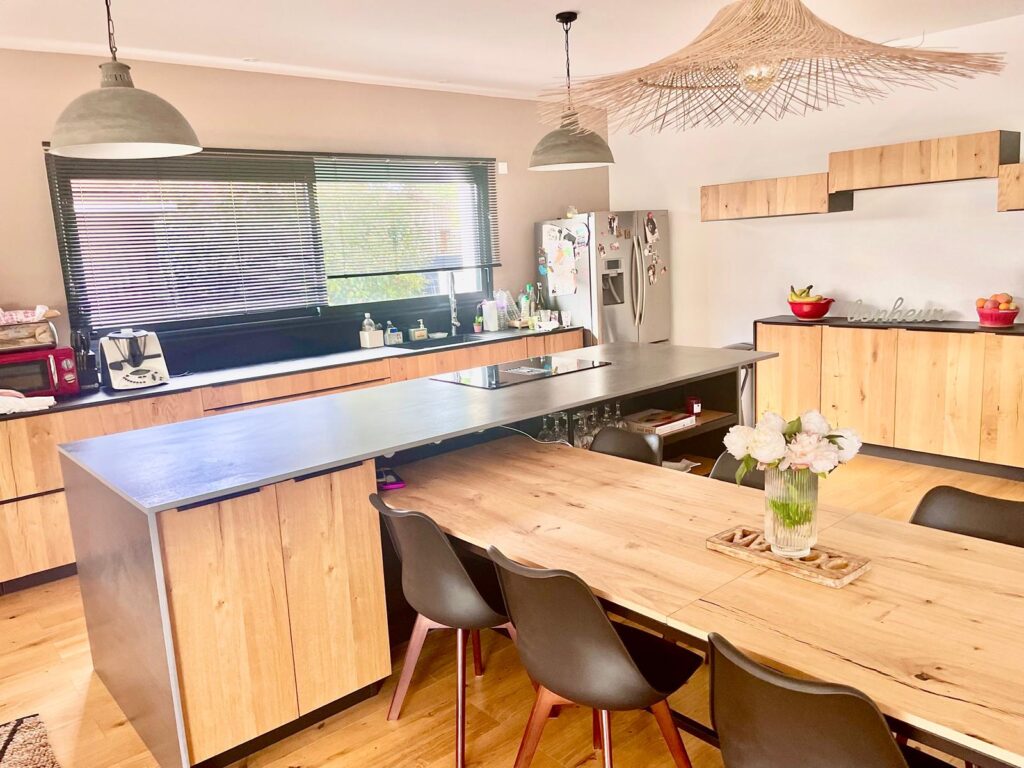 Cuisine avec îlot central et plaque aspirante Roblin – Lège-Cap-Ferret