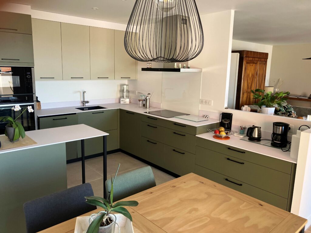 Rénovation cuisine à Andernos – Compact blanc Alaska et mobilier sur mesure signé Cuisines Girondines