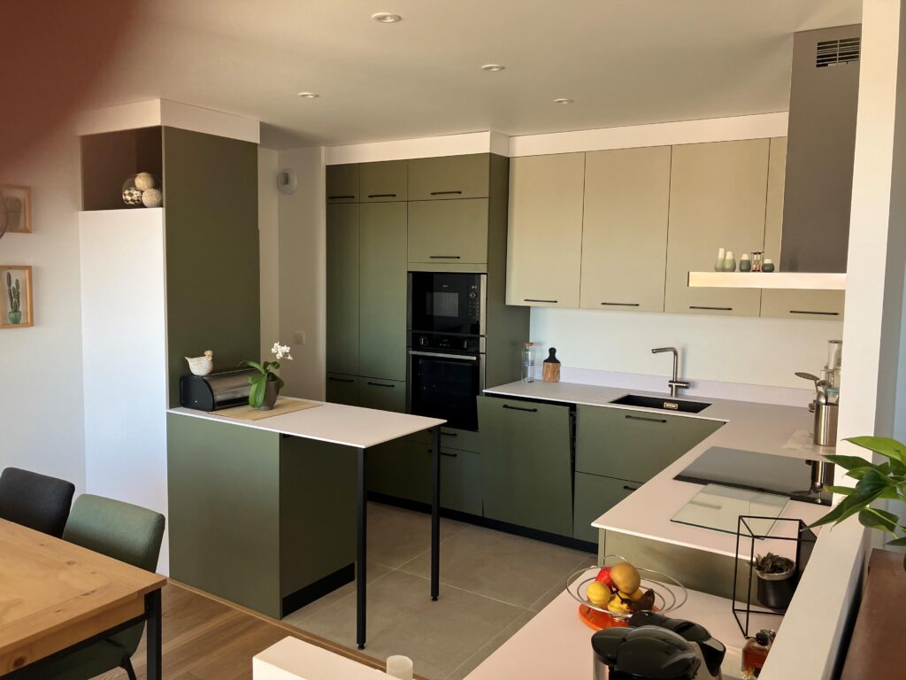 Cuisine Olive et Gris Bataille avec plan de travail blanc et pieds en acier sur mesure à Andernos