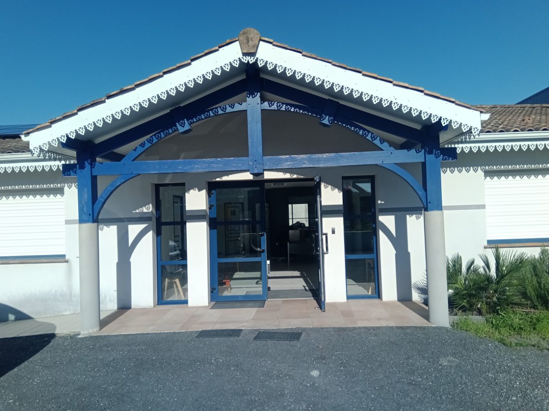 Porche rénové avec peinture blanche et bleu